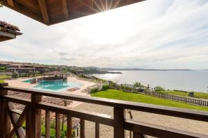 a view of the water from the balcony of a resort at Villa Aurora, komplex Sozopolis in Sozopol