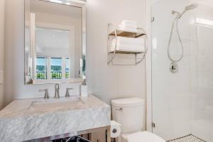 Koupelna v ubytování Sea-esta Suite with Ocean Views in Brentwood Bay