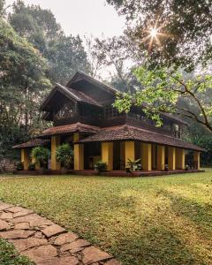 ein Haus mit einem Steinweg davor in der Unterkunft Pepper Trail in Sultan Bathery