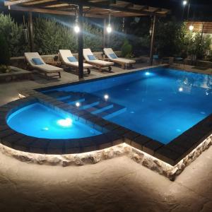 Bazén v ubytování Aithonas Villa nebo v jeho okolí