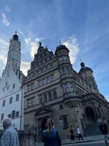 un edificio con gente parada frente a él en Gästehaus Alter Keller, en Rothenburg ob der Tauber