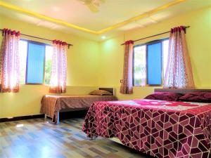 Gulta vai gultas numurā naktsmītnē Suryoda Villa 5 Room Alibag