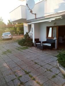 samochód zaparkowany przed domem w obiekcie apartman Mirko w Puli