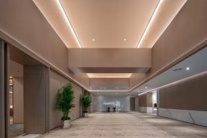 un hall de bureau avec un long couloir avec un plafond dans l'établissement Holiday Inn Beijing Focus Square, an IHG Hotel, à Pékin