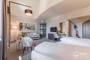 Postel nebo postele na pokoji v ubytování TATRA SUITES Boutique Suites Deforte Gallery 202