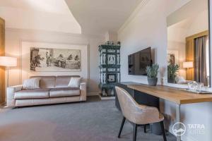 TV a/nebo společenská místnost v ubytování TATRA SUITES Boutique Suites Deforte Gallery 202