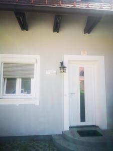 卡帖歐布薩維的住宿－Aparthouse Alfa1，白色门和窗户的房子