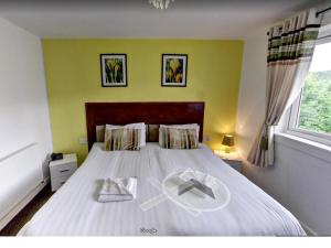 um quarto com uma cama com um sinal de paz em County Hotel em Helensburgh