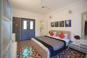 1 dormitorio con 1 cama y puerta azul en Tathastu Pench, en Khawāsa
