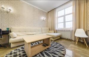 sala de estar con sofá y mesa en Apartment Kutuzoff Metro Kievskaya, en Moscú