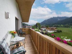 d'un balcon avec une table et une vue sur la montagne. dans l'établissement Appartement Kirchner, à Brixen im Thale