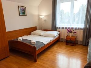 מיטה או מיטות בחדר ב-Apartamenty i Pokoje u Doroty