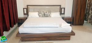 Una cama o camas en una habitación de Vythiri Stream View