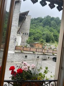 巴雷熱的住宿－Les Sorbiers Barèges，窗户享有带鲜花的停车场的景致