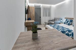 Posteľ alebo postele v izbe v ubytovaní POUNEDES LUXURY SUITES