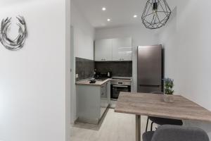 Kuchyňa alebo kuchynka v ubytovaní POUNEDES LUXURY SUITES
