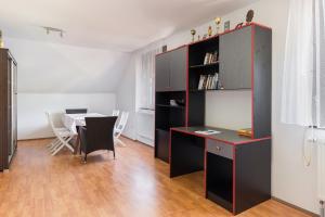 ラテツェにあるApartmaji Trstenjakの机とダイニングテーブルのある部屋