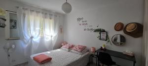 Ένα ή περισσότερα κρεβάτια σε δωμάτιο στο Chambre dans villa Montpellier à 15mn des plages