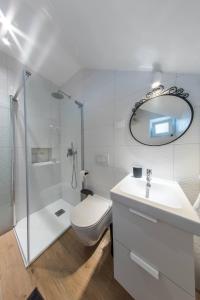 La salle de bains est pourvue de toilettes, d'un lavabo et d'une douche. dans l'établissement Sweet, à Rovinj