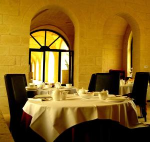 un comedor con una mesa con platos. en Masseria San Polo en Squinzano