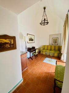 ein Wohnzimmer mit einem Sofa und einem Tisch in der Unterkunft Oasi Olimpia Relais in SantʼAgata sui Due Golfi