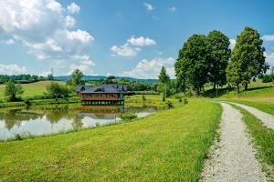 una casa en un río al lado de una carretera en Wilczy Jar Bieszczady, en Bukowsko