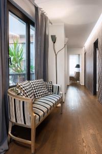 salon z kanapą i dużym oknem w obiekcie Flats4rent Al Monte w Weronie