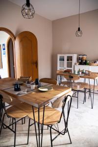 uma sala de jantar com mesas e cadeiras de madeira em La Casa Della Nonna em Montemiletto