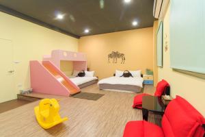 um quarto para crianças com 2 camas e um escorrega em 驛墅家海景包棟民宿 em Wujie