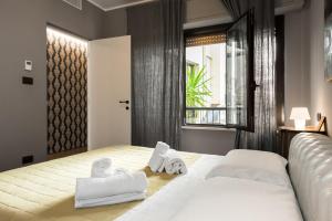 - une chambre avec un lit et des serviettes dans l'établissement Flats4rent Al Monte, à Vérone
