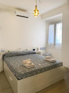 1 dormitorio con 1 cama en una habitación blanca en I Reitani San Lorenzo, en Reitani