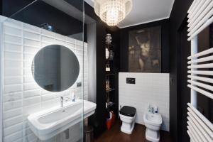 łazienka z umywalką, toaletą i lustrem w obiekcie Flats4rent Al Monte w Weronie +12 zdjęć