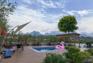 Bazén v ubytování Heaven's Gate Home Stay --free pick up service--panoramic view of Tianmen Mountain nebo v jeho okolí