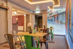 a restaurant with tables and chairs and a street at Hotel Wilna in Erfurt