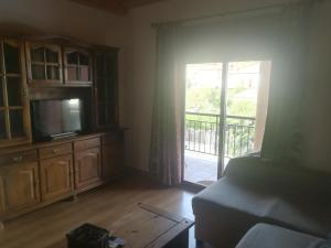 un soggiorno con TV e porta scorrevole in vetro di Sierra de Cazorla ad Arroyo Frio