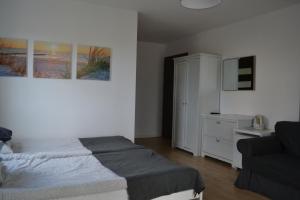 1 dormitorio con 1 cama y 1 sofá en D.W Nawigator, en Ostrowo