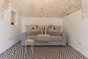 A seating area at HelloApulia - Trulli Le Murge