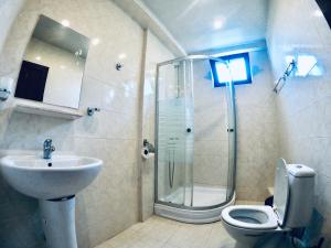 Koupelna v ubytování Samni Hotel