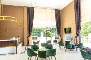 TV a/nebo společenská místnost v ubytování Riva Hill Resort Lankaran