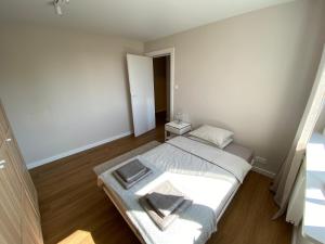 a small room with a bed and a table at Apartament Narcyzowa in Gdynia