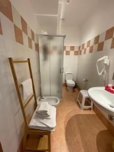 アリ・テルメにあるAgriturismo Villa Orchideaのバスルーム(シャワー、洗面台、トイレ付)