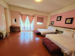 台東市的住宿－草莓牛奶台東民宿可洽包棟，大房间设有两张床和窗户