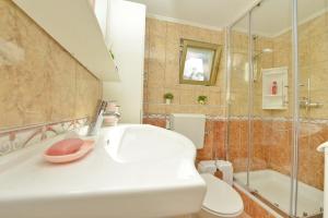 Ein Badezimmer in der Unterkunft Beautiful 1-Bed Apartment Kristijan Zadar