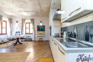 kuchnia ze zlewem i stołem w obiekcie Two bedroom Apartment La Mer w Poreču