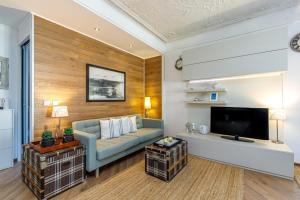 un soggiorno con divano e TV a schermo piatto di Two bedroom Apartment La Mer a Poreč (Parenzo)