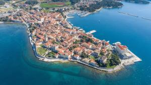 widok z powietrza na małą wyspę w wodzie w obiekcie Two bedroom Apartment La Mer w Poreču