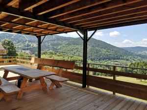 O vedere generală la munți sau o vedere la munte luată de la acest chalet