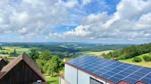 un groupe de panneaux solaires sur le toit d'une maison dans l'établissement Bäckerei & Pension Seegerer, à Tännesberg