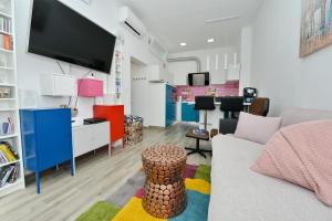 - un salon avec un canapé et une télévision dans l'établissement 2-Apartmans Villa PopandRock in Zadar, à Zadar