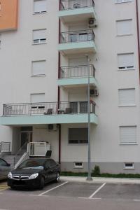 ニクシッチにあるApartment Anagastumの建物前の駐車場に停めた黒車